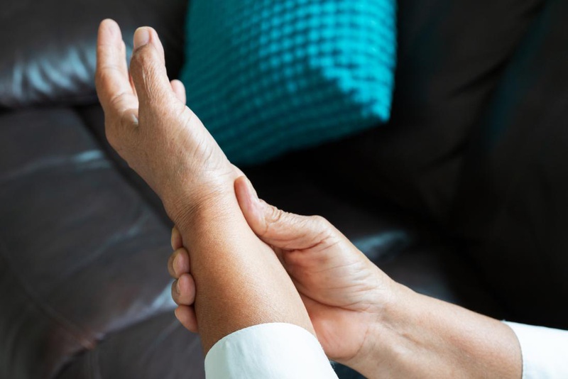 Có nhiều nguyên nhân gây đau 2 khớp cổ tay