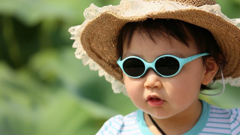 Cha mẹ cần đeo kính râm cho trẻ khi ra ngoài trời bụi, ô nhiễm
