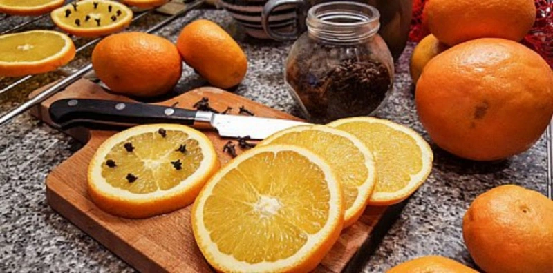 Bạn nên sử dụng xen kẽ các ngày giữa Differin và Vitamin C, để da thích nghi với Differin trước
