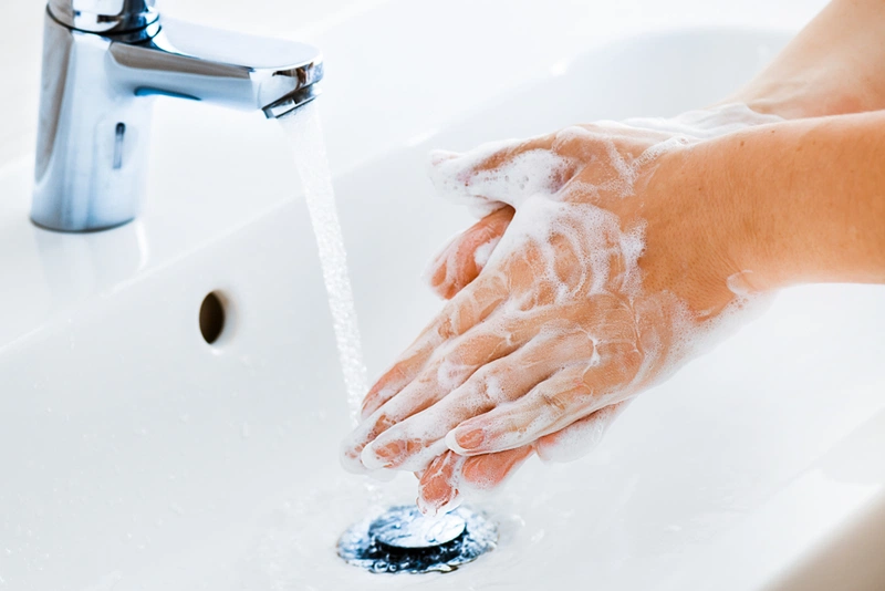 Đóng băng vệ sinh bị hăm: Không rửa tay trước và sau khi thay băng