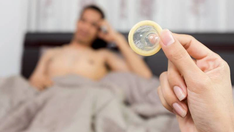 Dùng bao cao su có bị giang mai không