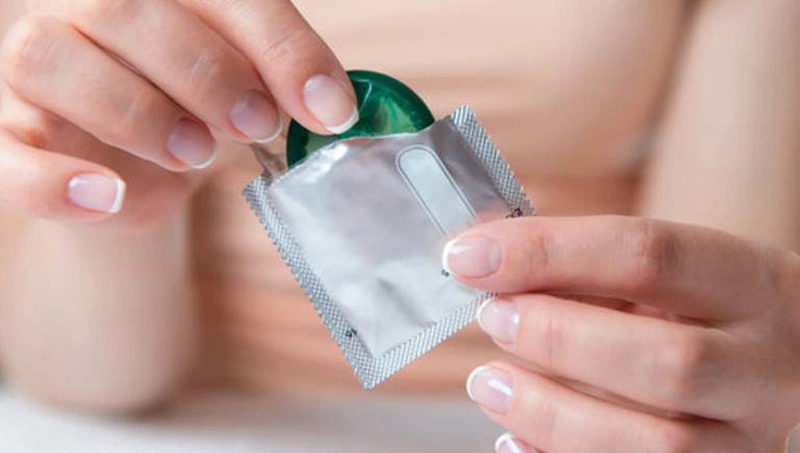 Dùng bao cao su siêu mỏng để có cảm giác chân thực nhất