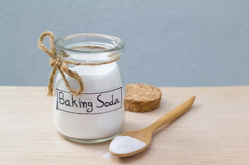 Dùng bột baking soda tắm cho bé giúp giảm ngứa, khô da