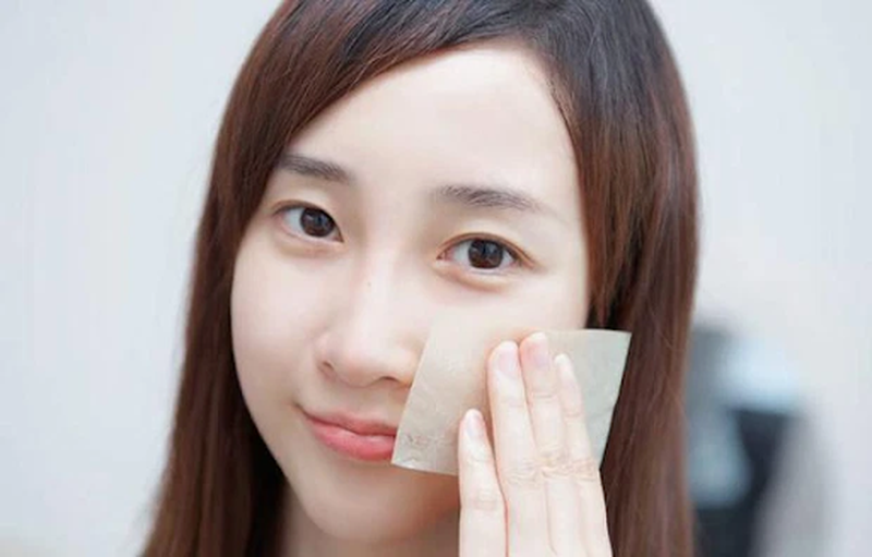 Giải đáp thắc mắc: dùng giấy thấm dầu có làm to lỗ chân lông? 3