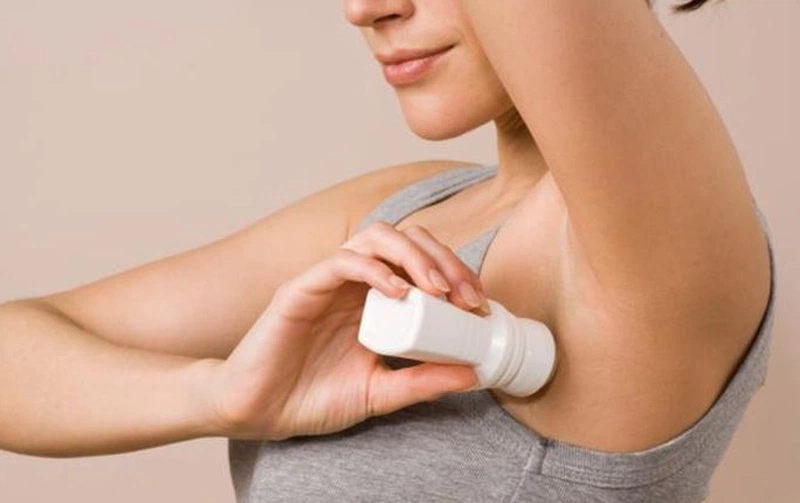 Dùng lăn khử mùi không đúng cách có thể khiến cho vùng da dưới cánh tay của bạn bị thâm sạm