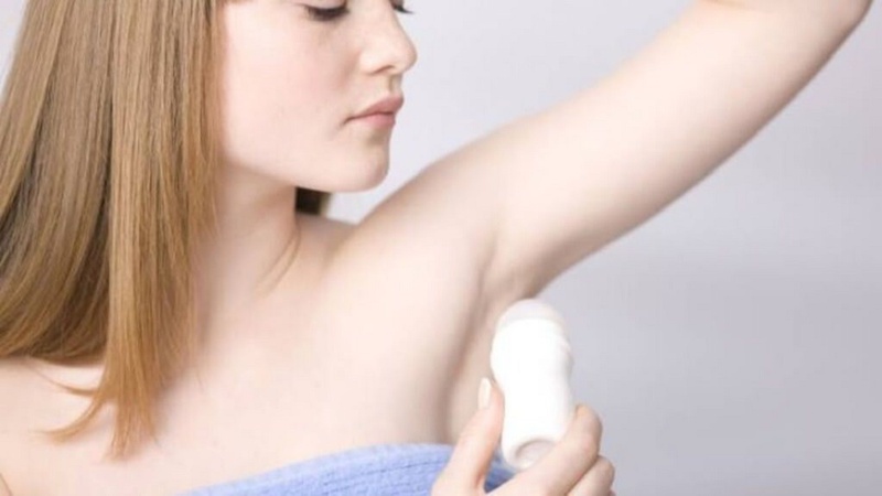 Bạn nên ưu tiên chọn lăn khử mùi có thành phần lành tính, không gây kích ứng da cũng như không để lại vết thâm sạm trên da