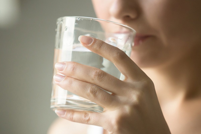 Dùng nước cấp ẩm cơ thể - Bạn cần phải uống đúng cách 1