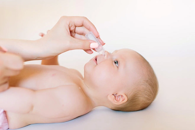 Dùng nước muối sinh lý nhỏ mắt mũi cho trẻ sơ sinh đến khi nào?