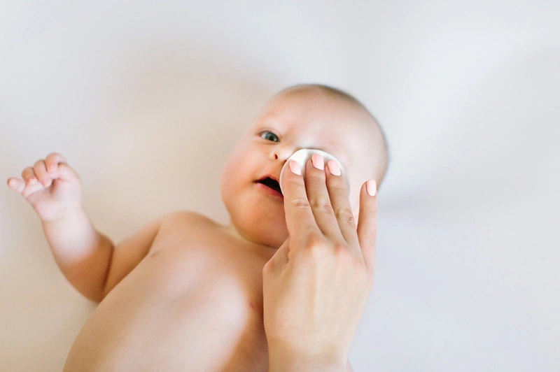 Dùng nước muối sinh lý nhỏ mắt mũi cho trẻ sơ sinh đến khi nào?