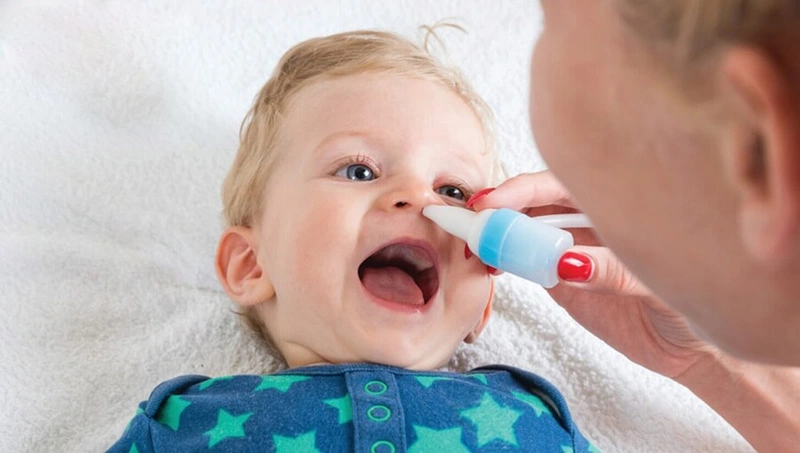 Dùng nước muối sinh lý nhỏ mắt mũi cho trẻ sơ sinh đến khi nào?