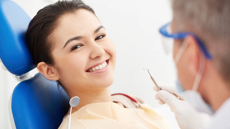 Dùng nước súc miệng hay xịt thơm miệng tốt hơn?