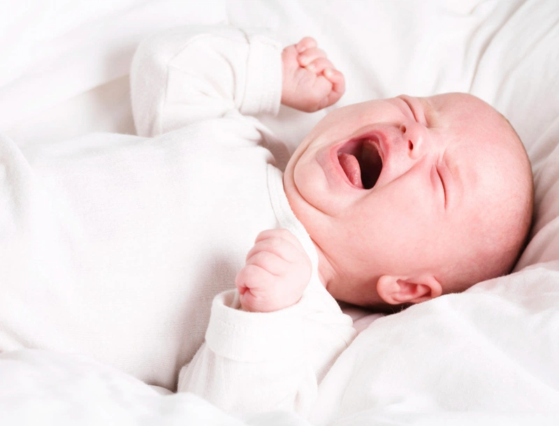 Em bé khóc ưỡn người chỉ để cho bố mẹ biết là trẻ đang khó chịu