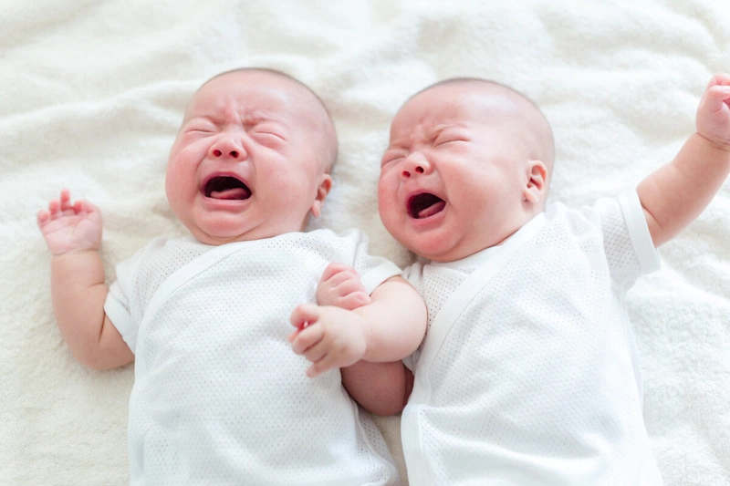Trào ngược thực quản là hiện tượng dịch vị có tính axit trong dạ dày trào ngược lên thực quản làm cho trẻ khó chịu, trớ sữa nhiều hay thở có mùi chua,...