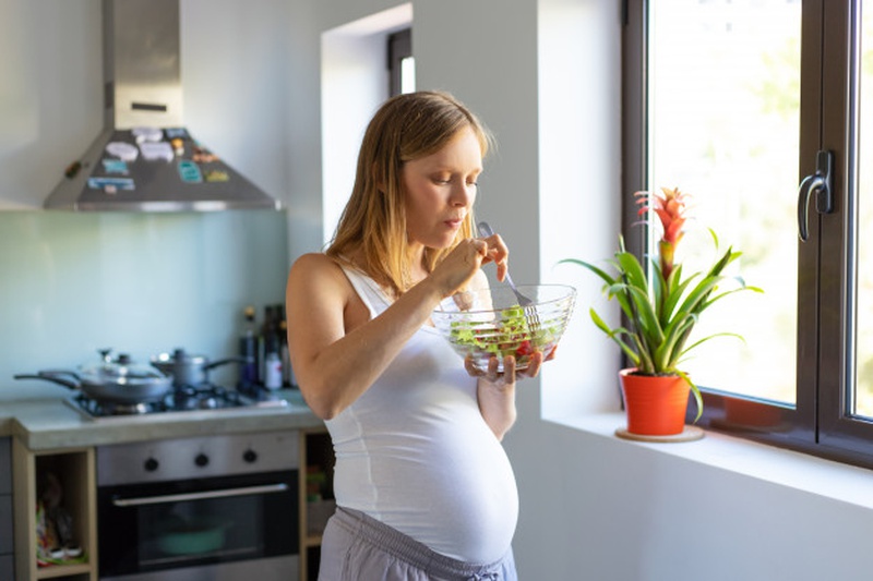 Phụ nữ sau khi sinh có nên ăn rau bắp cải không?