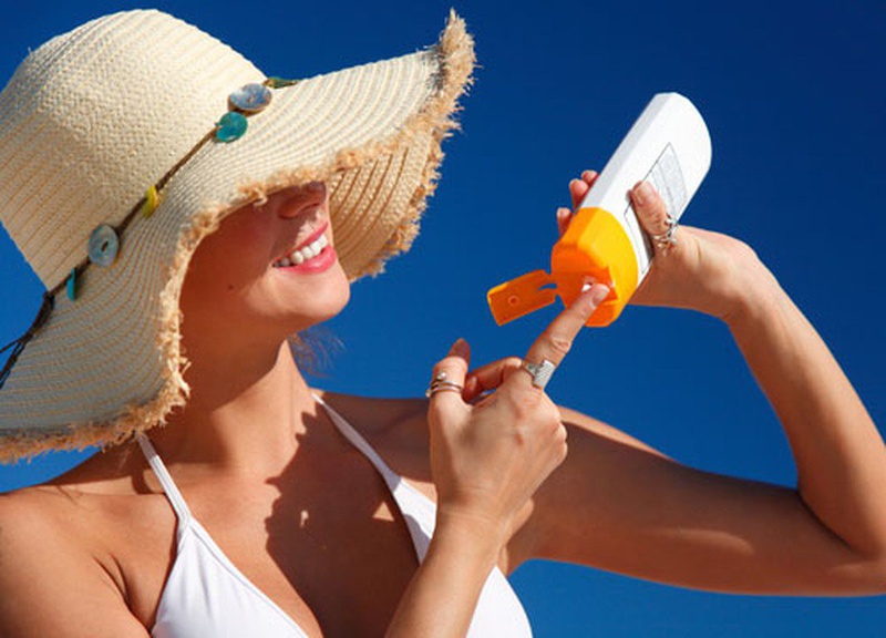 Kem chống nắng thường có khả năng dưỡng ẩm cao, nhưng chúng có xu hướng để lại vệt trắng trên da khi sử dụng