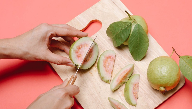 Giá trị dinh dưỡng của ổi như thế nào? Phụ nữ sau sinh ăn ổi được không? 2