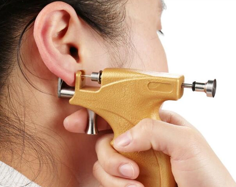 Giải đáp: Bấm lỗ tai mấy ngày tháo ra được? - Nhà thuốc FPT Long Châu