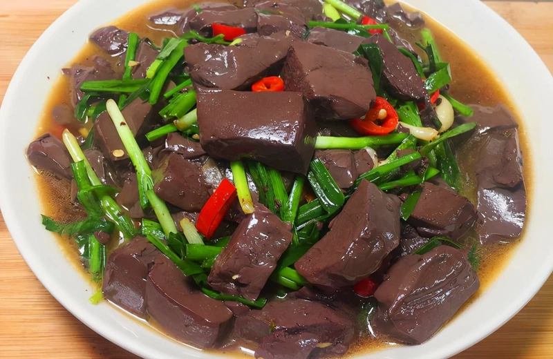 Tùy từng tình trạng cơ thể phù hợp ăn tiết canh sống hoặc chín.