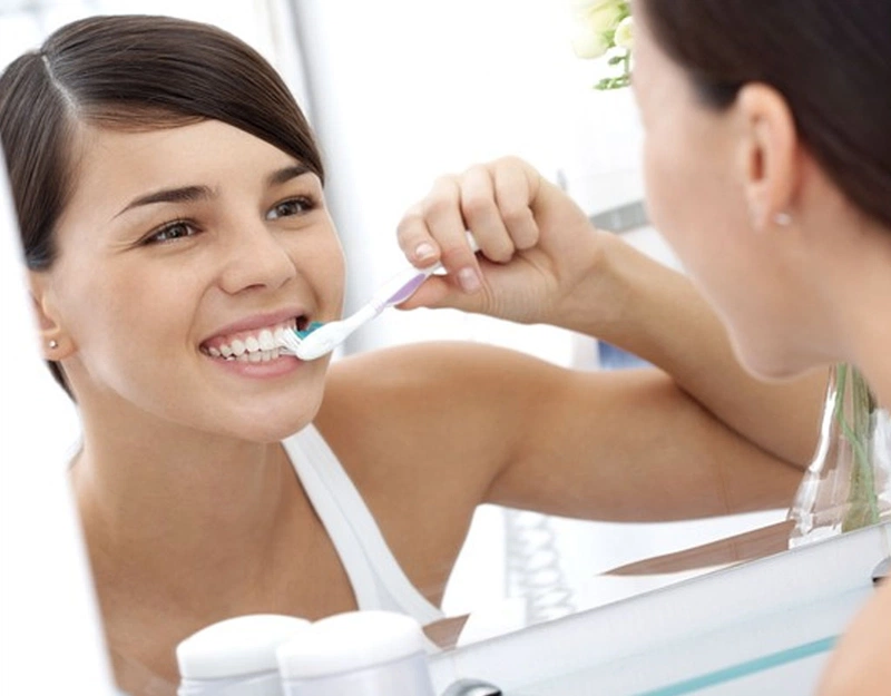 Dùng chung bàn chải đánh răng không chỉ mất vệ sinh mà cón gây tổn thương nướu
