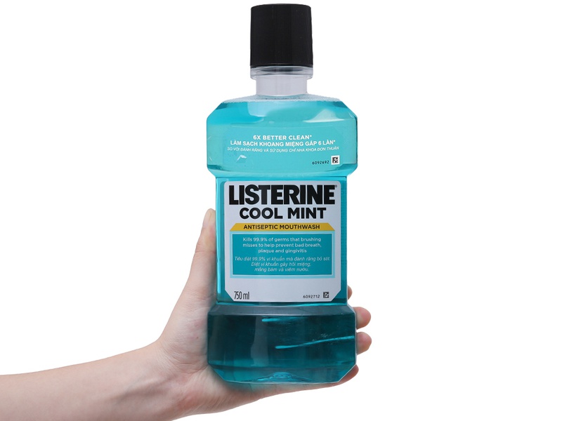 Súc miệng bằng nước muối hay listerine tốt hơn
