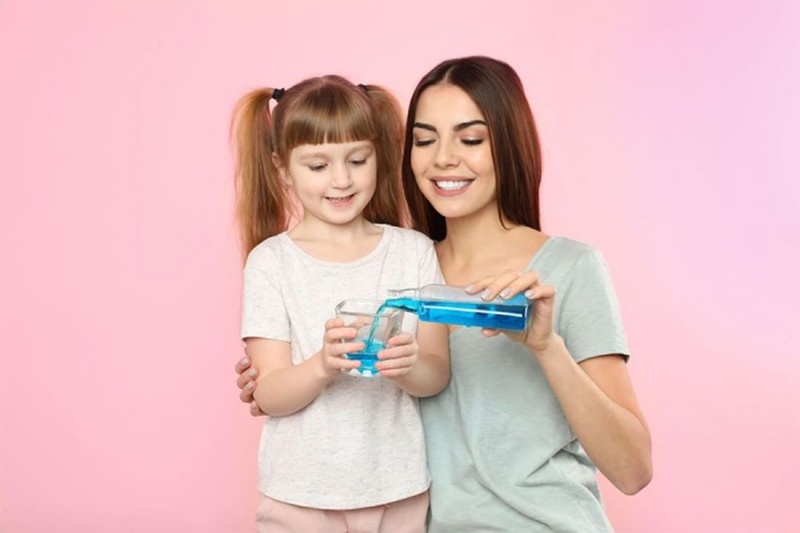 Nên chọn nước súc miệng có thành phần dịu nhẹ cho trẻ nhỏ