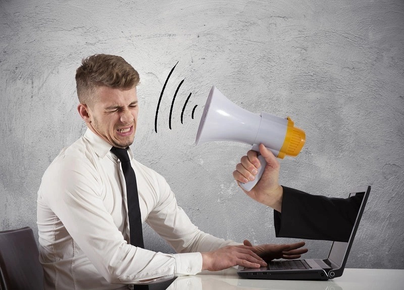Bạn nên hạn chế tiếp xúc với âm thanh lớn để bảo vệ đôi tai của mình