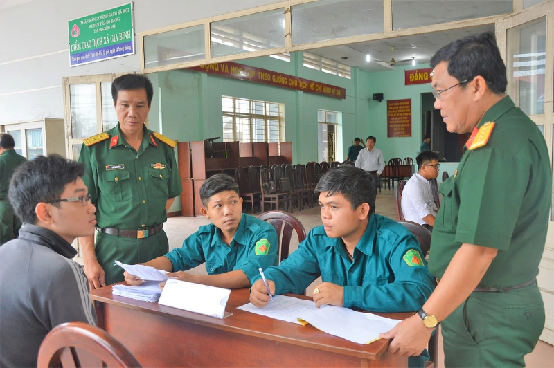 Khi tham gia kiểm tra, sơ tuyển, khám sức khỏe tại cơ sở y tế yêu cầu công dân phải xuất trình các giấy tờ theo quy định