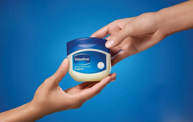 Sáp dưỡng ẩm vasline là loại sáp chứa dầu khoáng giúp cấp ẩm tức thì cho da
