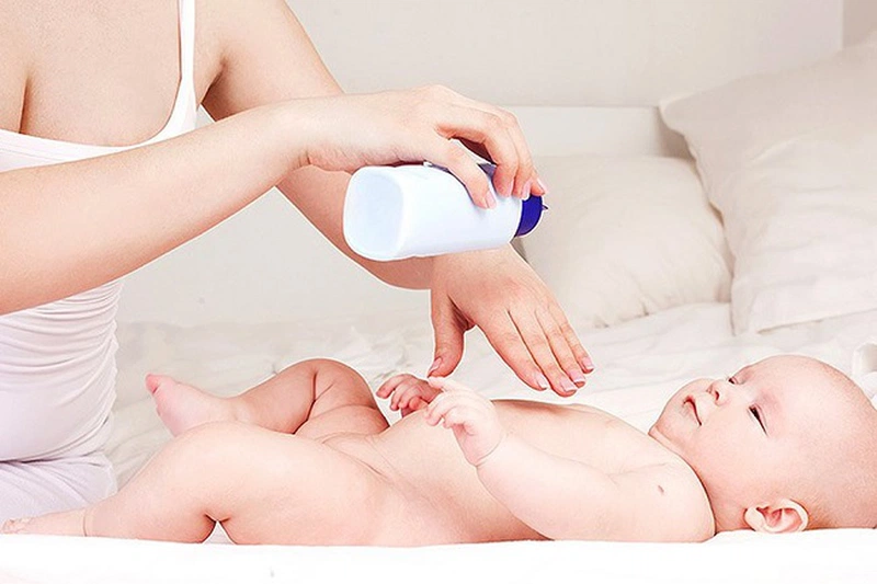 Cách sử dụng phấn rôm an toàn cho bé