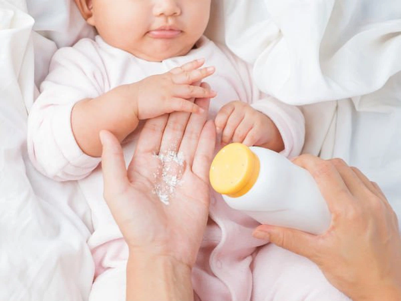 Có nên dùng phấn rôm cho trẻ sơ sinh không là thắc mắc của nhiều phụ huynh