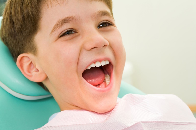 Cao răng là mảng bám ở răng của trẻ cần được lấy đi