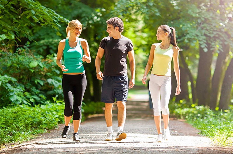 Giải đáp thắc mắc: Đi bộ có to chân không? Cách đi bộ để đôi chân thon gọn 1