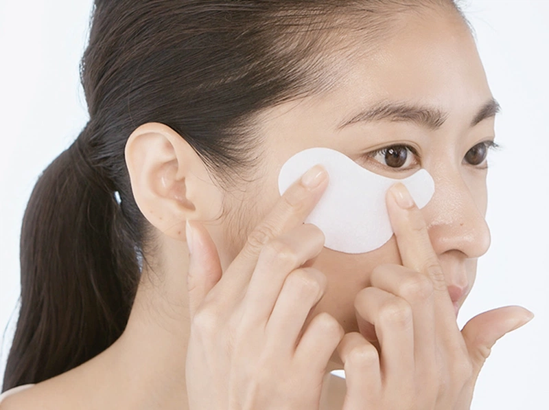 Một trong những cách làm đầy hốc mắt một cách tự nhiên và an toàn là đắp mặt nạ