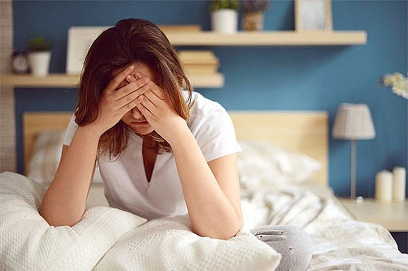 Thiếu ngủ do thức khuya là một trong những nguyên nhân gây thâm quầng mắt