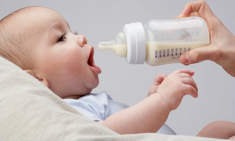 Giải đáp thắc mắc: Trẻ sơ sinh ăn no quá có sao không?2