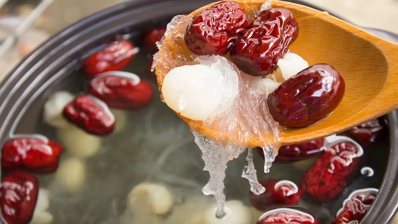 Yến chưng với táo đỏ cho ra vị ngọt thơm thanh nhẹ