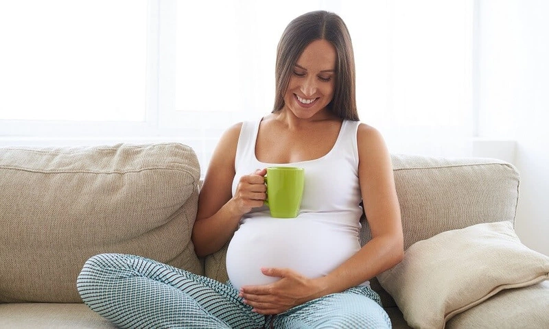 Cần phải sử dụng đúng liều lượng, không lạm dụng vì trà hoa cúc có thể gây ảnh hưởng đến sức khỏe của cả mẹ và bé