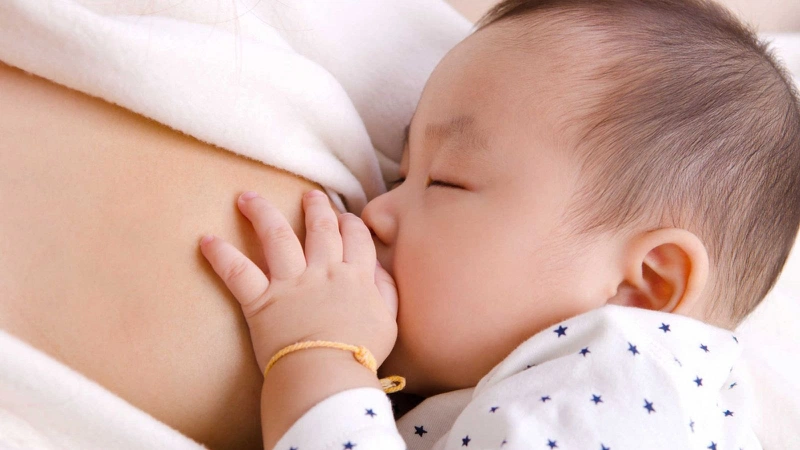 Cho trẻ sơ sinh uống nước sớm ảnh hưởng đến khả năng hấp thụ sữa của bé
