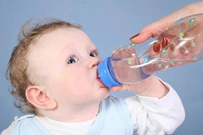 Hạn chế cho bé uống quá nhiều nước trong một ngày