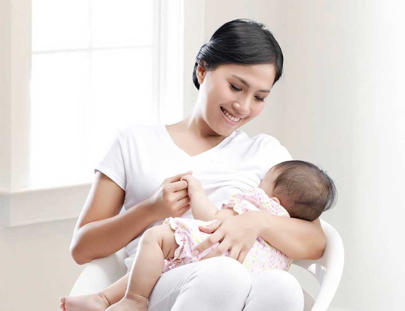 Đối với những phụ nữ nuôi con hoàn toàn bằng sữa mẹ sẽ gặp phải tình trạng kinh nguyệt tháng có tháng không