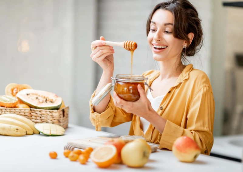 Giải đáp xăm môi có uống được mật ong không? Hướng dẫn cách uống đúng nhất 2
