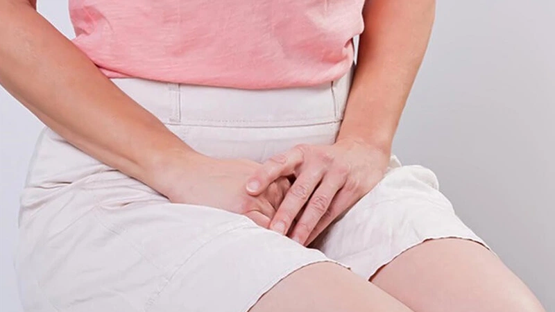 Lang ben vùng kín cần được điều trị kịp thời