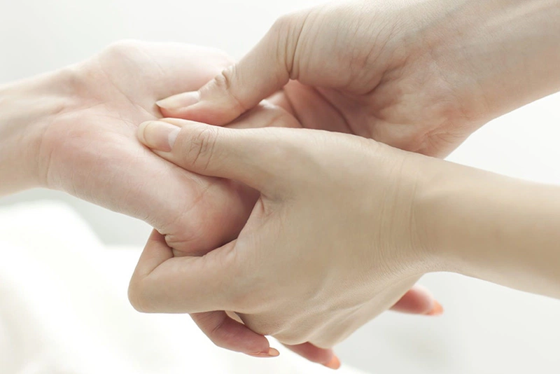 Sử dụng cổ tay quá mức là một trong những nguyên nhân gây giãn dây chằng cổ tay