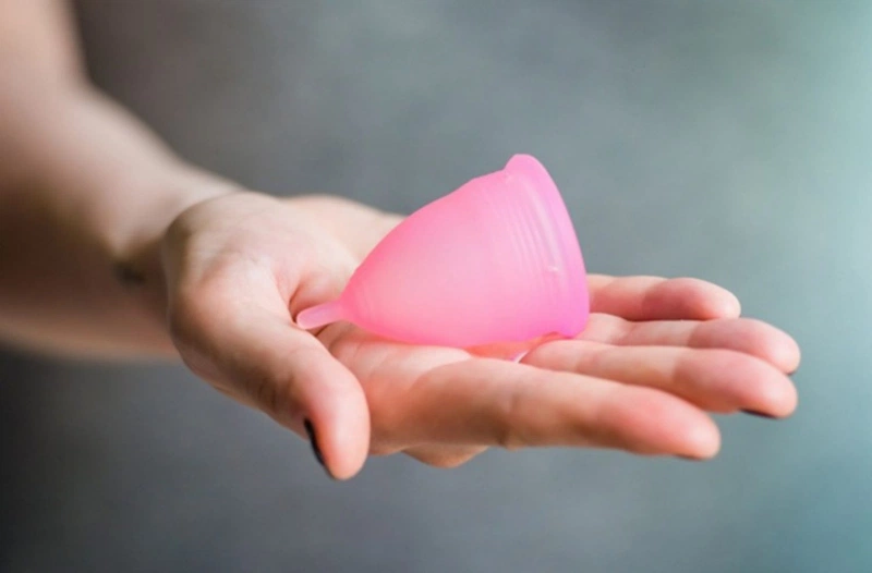 Góc giải đáp thắc mắc: Sử dụng cốc nguyệt san bị tụt vào trong không?1