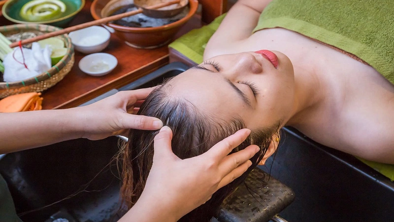 Xoa bóp da đầu giúp mạch máu giãn nở, máu lưu thông, có lợi cho sự phát triển của tóc