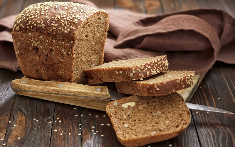 Bạn có thể sử dụng bánh mì đen nguyên cám vào bữa ăn nhẹ trong thực đơn giảm cân ngày thứ tư