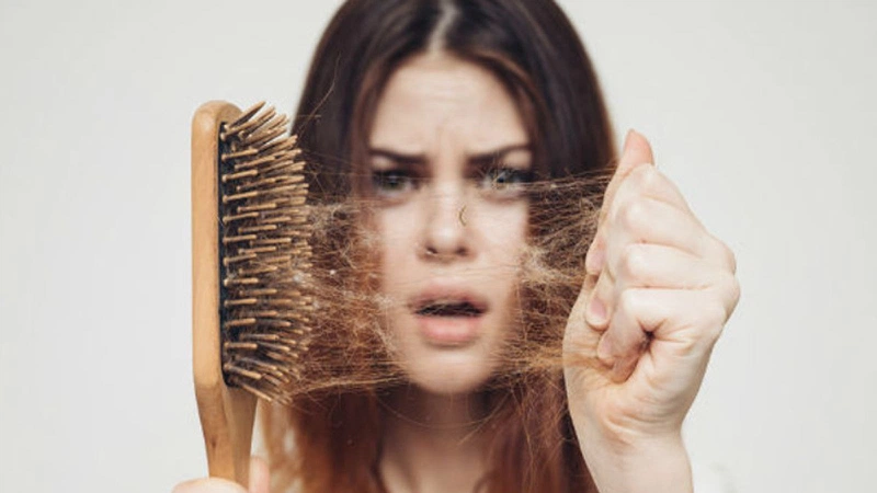 Hậu Covid tóc rụng cả đám, khắc phục bằng cách nào?