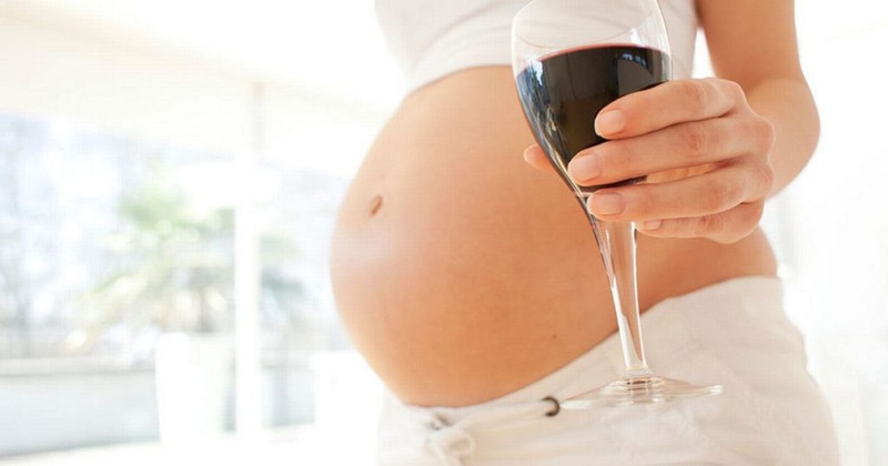 Hậu quả khôn lường cho thai nhi nếu mẹ bầu uống rượu1
