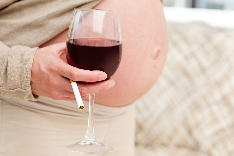 Hậu quả khôn lường cho thai nhi nếu mẹ bầu uống rượu2
