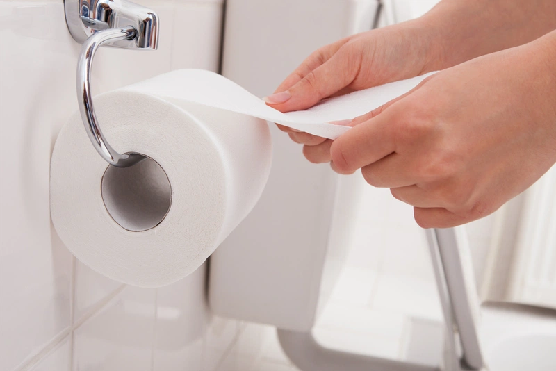 Hết băng vệ sinh phải làm sao? Dùng giấy lót tạm thời